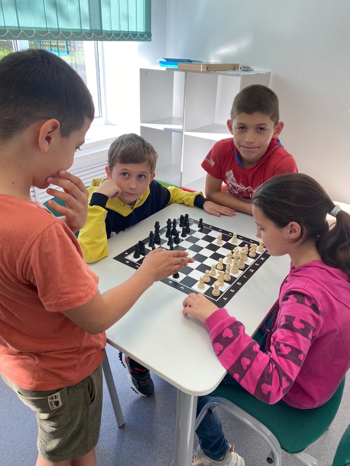Учим и закрепляем ходы в шахматах с учениками начальных классов.